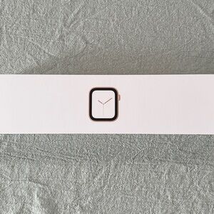 Apple Watch Series 4 Gold and Pink Sand Sport Band (GPS & cellular) 40 mm